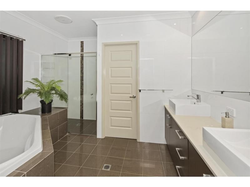 15 River Links Boulevard East, Helensvale QLD 4212