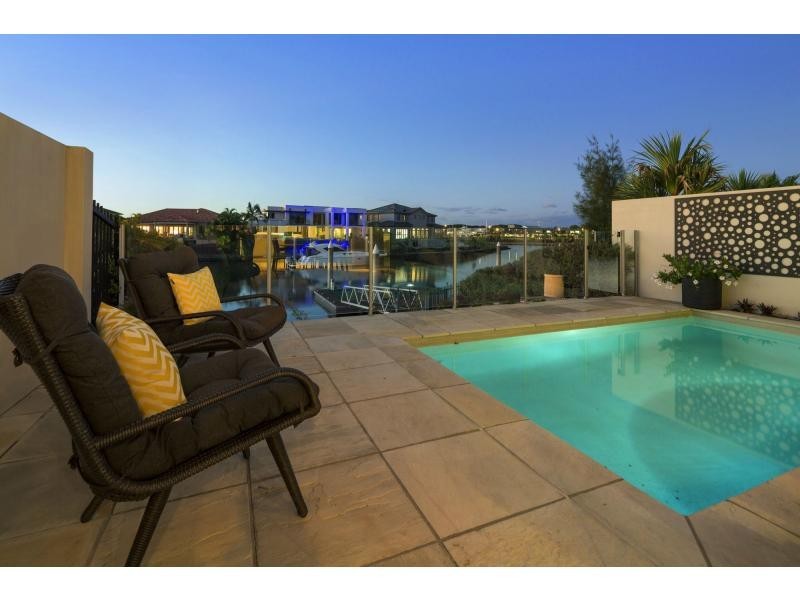 2237 Glengallon Way, Hope Island QLD 4212