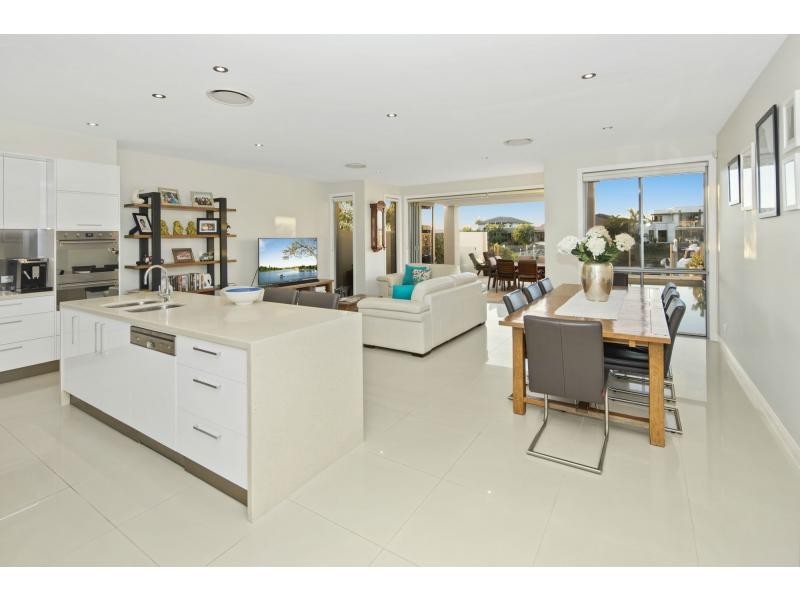 2237 Glengallon Way, Hope Island QLD 4212