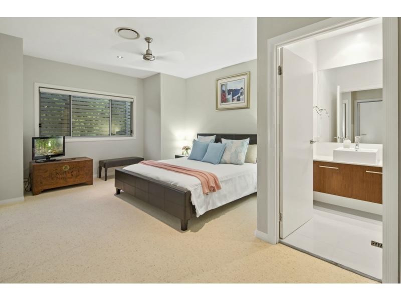 2237 Glengallon Way, Hope Island QLD 4212
