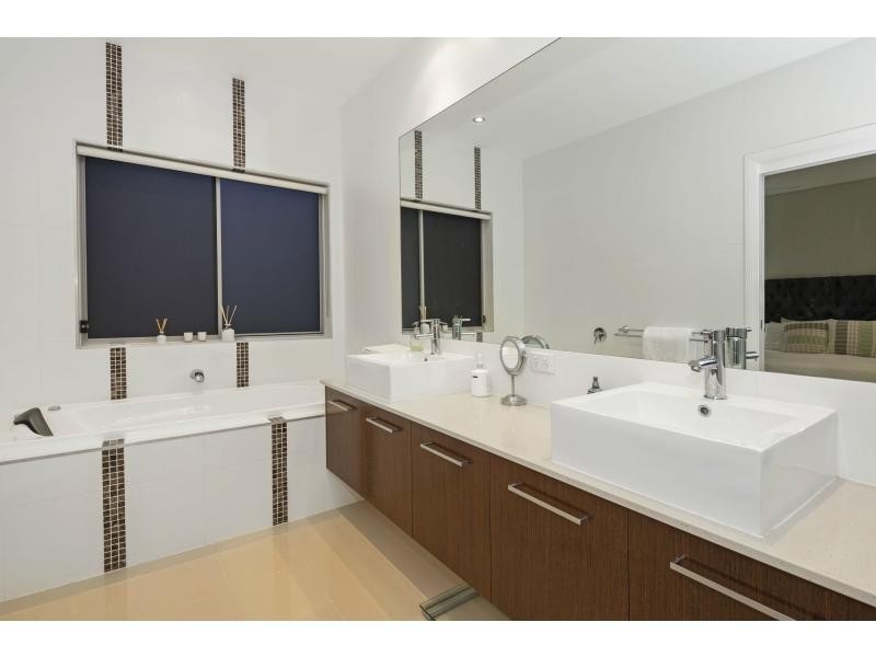 2237 Glengallon Way, Hope Island QLD 4212