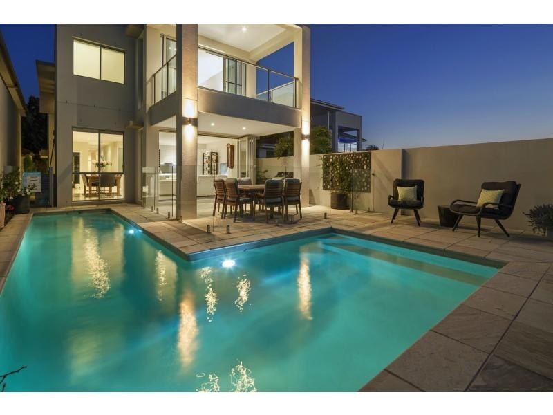 2237 Glengallon Way, Hope Island QLD 4212