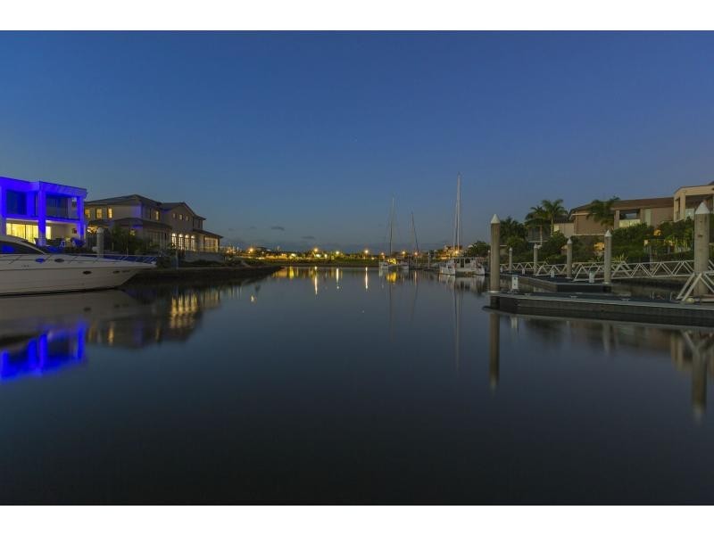 2237 Glengallon Way, Hope Island QLD 4212