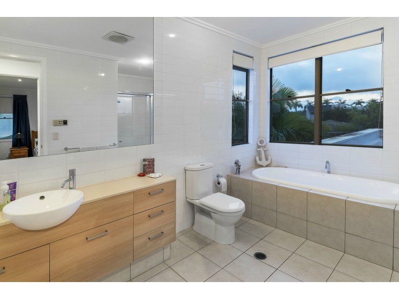 6143 Bolsena Circuit, Hope Island QLD 4212