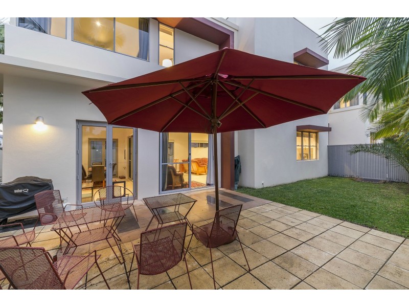 6143 Bolsena Circuit, Hope Island QLD 4212