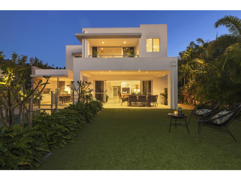 2232 Glengallon Way, Hope Island QLD 4212