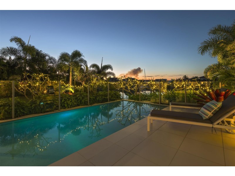 2232 Glengallon Way, Hope Island QLD 4212