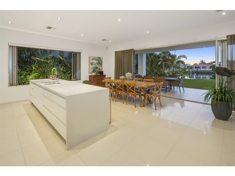 2232 Glengallon Way, Hope Island QLD 4212