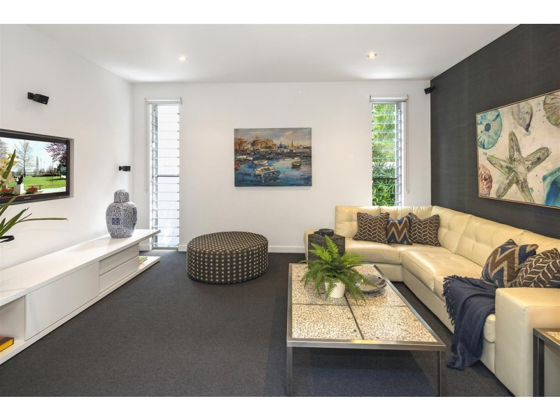 2232 Glengallon Way, Hope Island QLD 4212