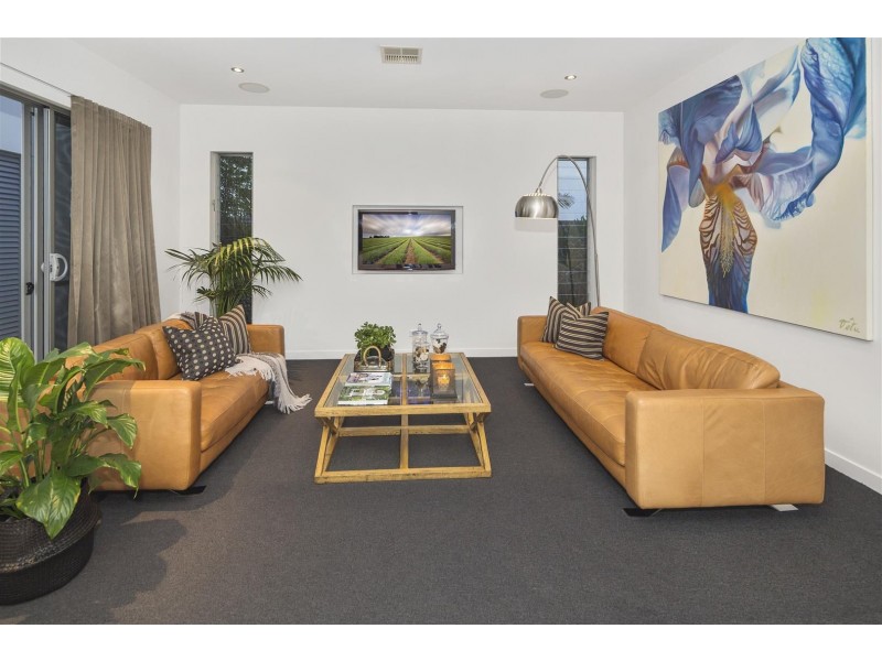 2232 Glengallon Way, Hope Island QLD 4212