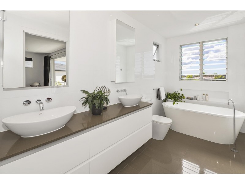 2232 Glengallon Way, Hope Island QLD 4212