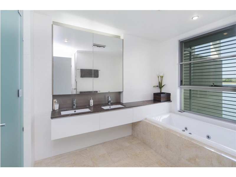 6090 Lugano Drive, Hope Island QLD 4212