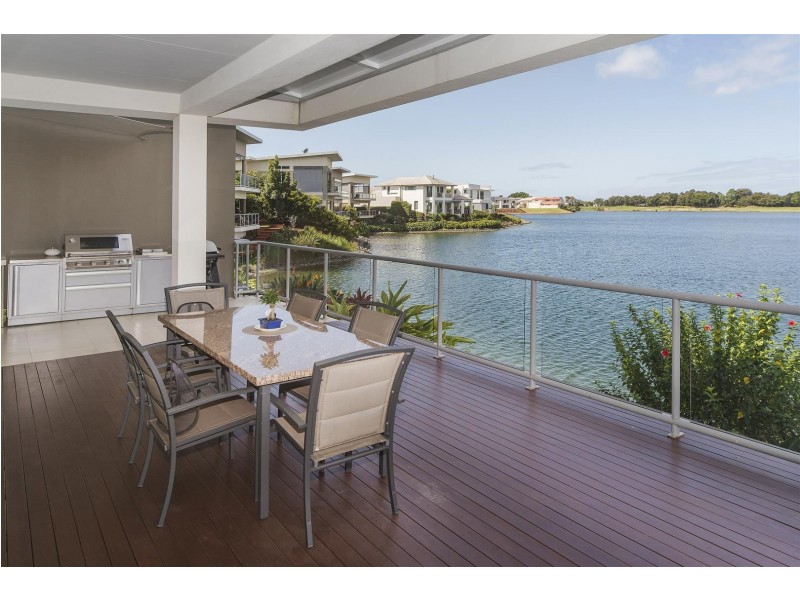 6090 Lugano Drive, Hope Island QLD 4212
