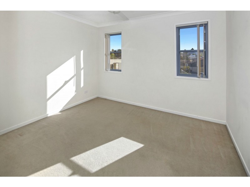 33/1 Belongil Street, Pacific Pines QLD 4211