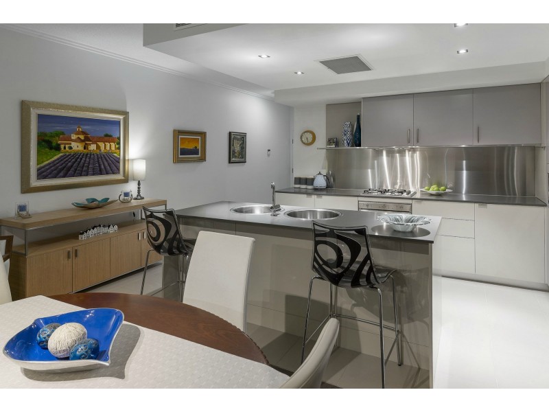 1725/1 Rialto Quay Drive, Hope Island QLD 4212