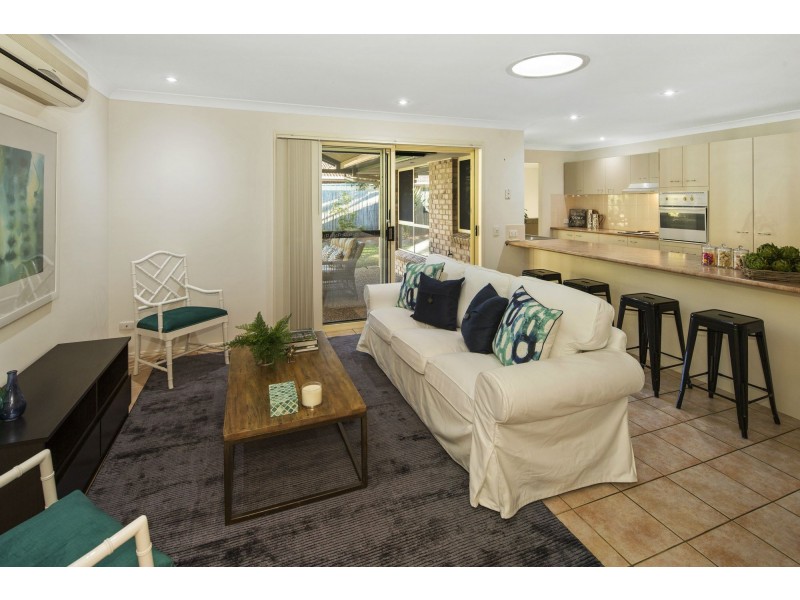 2 Desert Falls Crescent, Parkwood QLD 4214