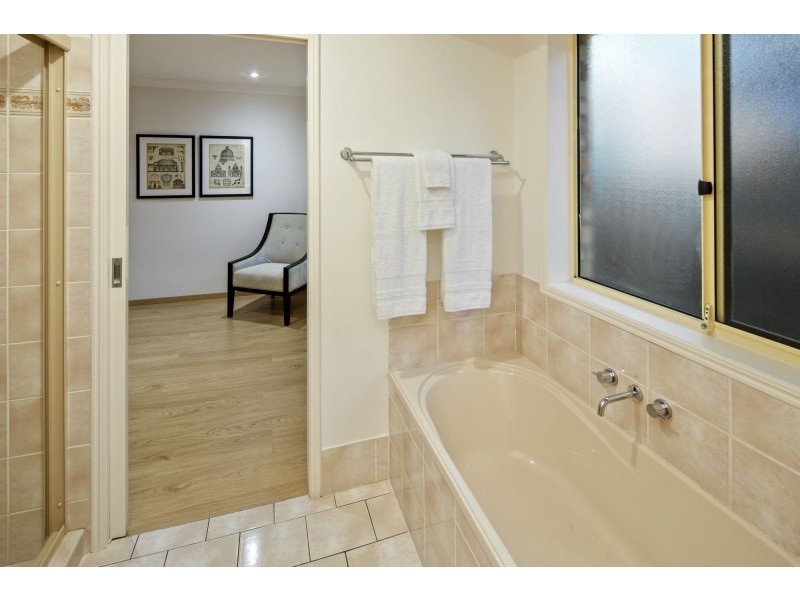 2 Desert Falls Crescent, Parkwood QLD 4214