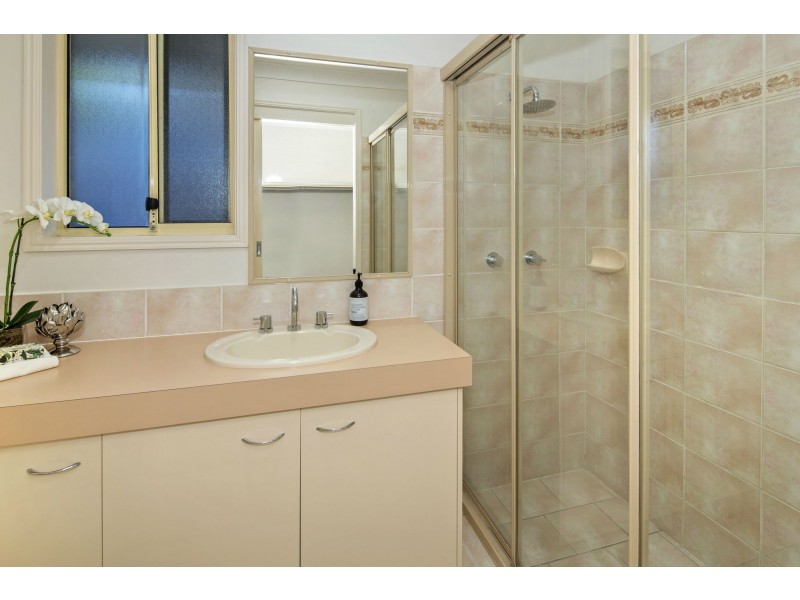 2 Desert Falls Crescent, Parkwood QLD 4214