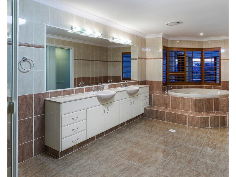 2131 Carlton Dr, Hope Island QLD 4212