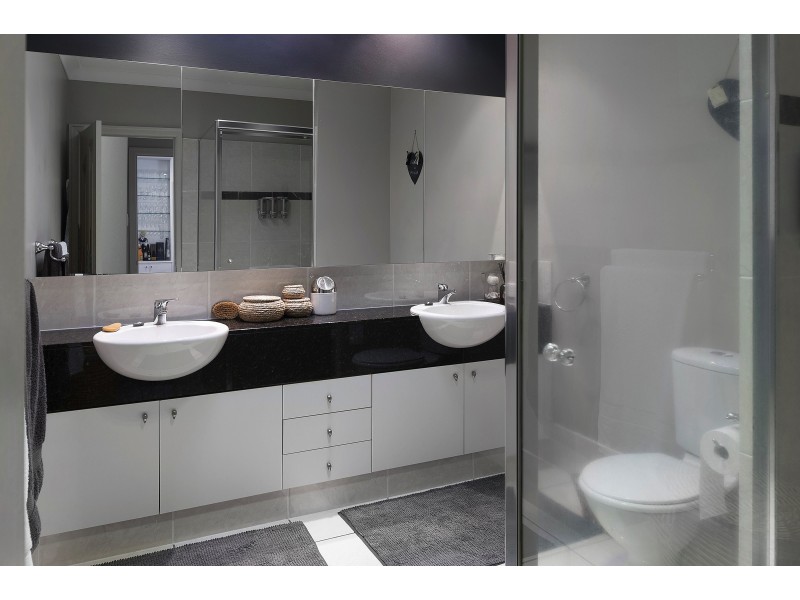 539 Oyster Cove Prom, Helensvale QLD 4212