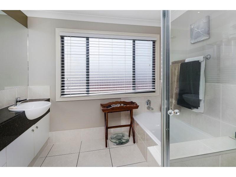 539 Oyster Cove Prom, Helensvale QLD 4212