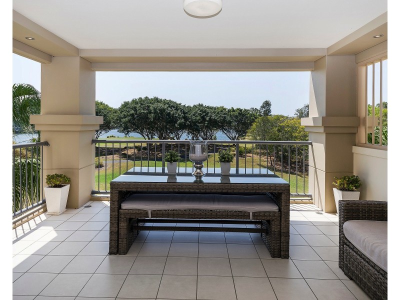 8433 Magnolia Dr E, Hope Island QLD 4212