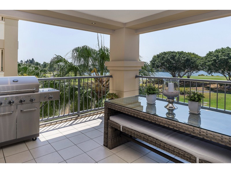 8433 Magnolia Dr E, Hope Island QLD 4212