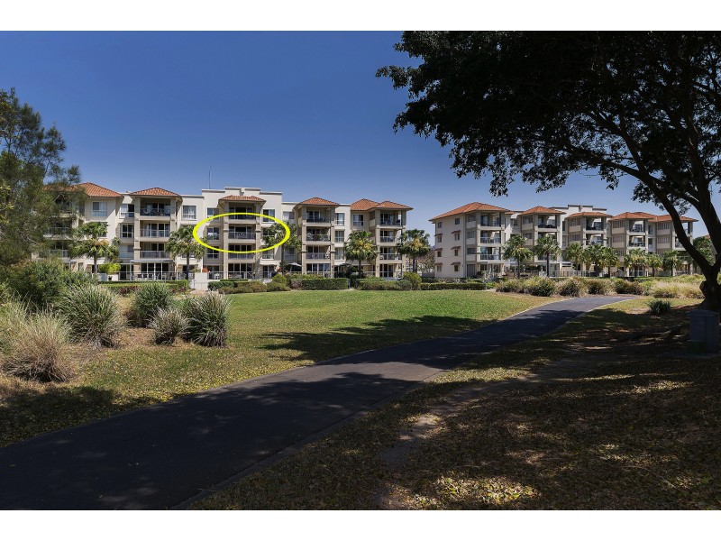 8433 Magnolia Dr E, Hope Island QLD 4212