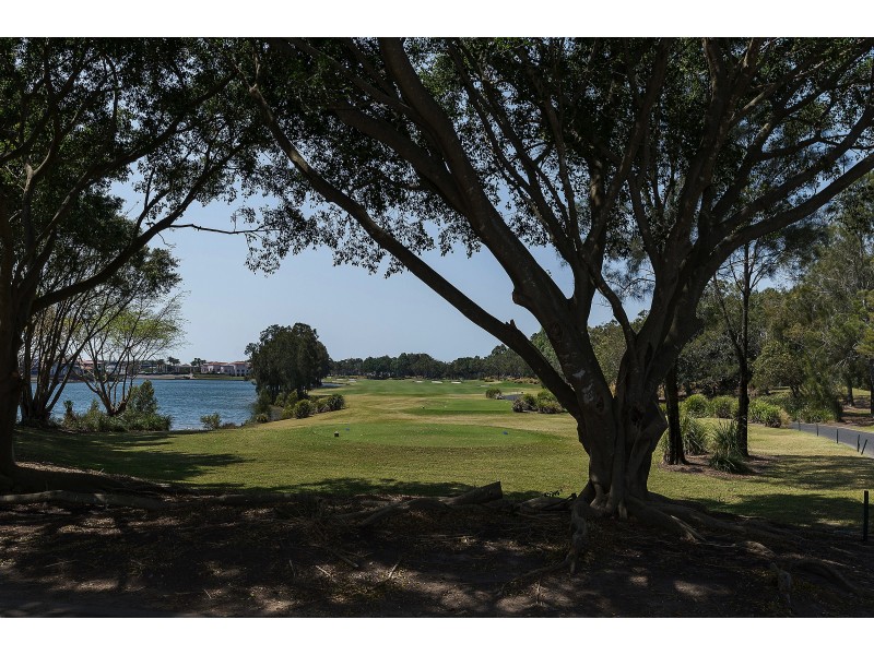 8433 Magnolia Dr E, Hope Island QLD 4212
