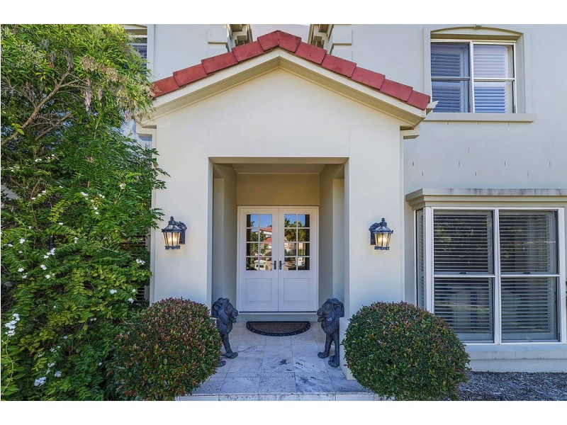 1652 Riverdale Dr, Hope Island QLD 4212