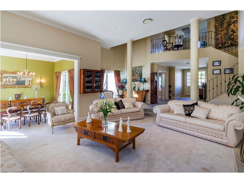 1652 Riverdale Dr, Hope Island QLD 4212