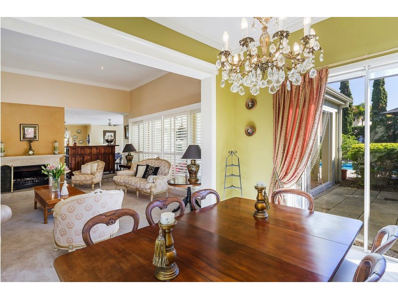 1652 Riverdale Dr, Hope Island QLD 4212