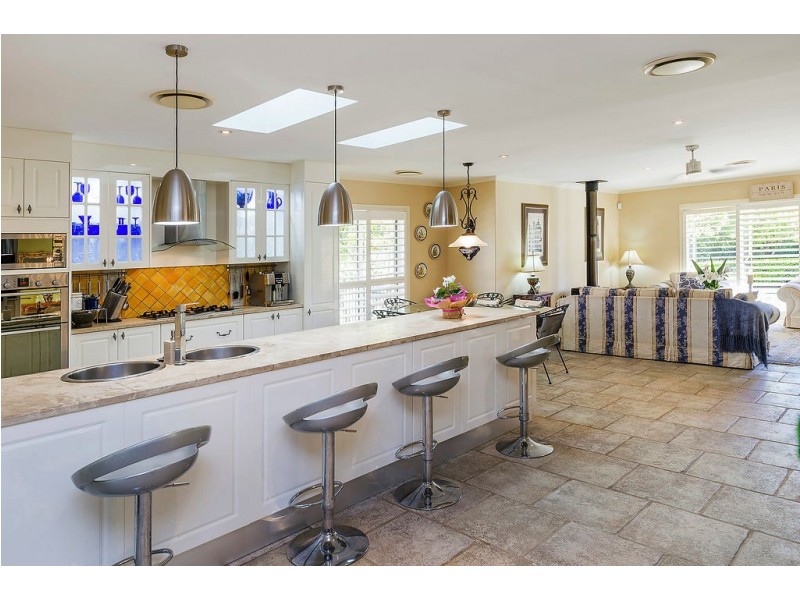 1652 Riverdale Dr, Hope Island QLD 4212