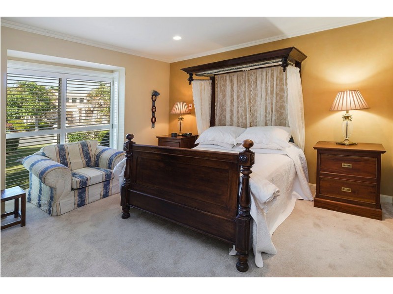 1652 Riverdale Dr, Hope Island QLD 4212