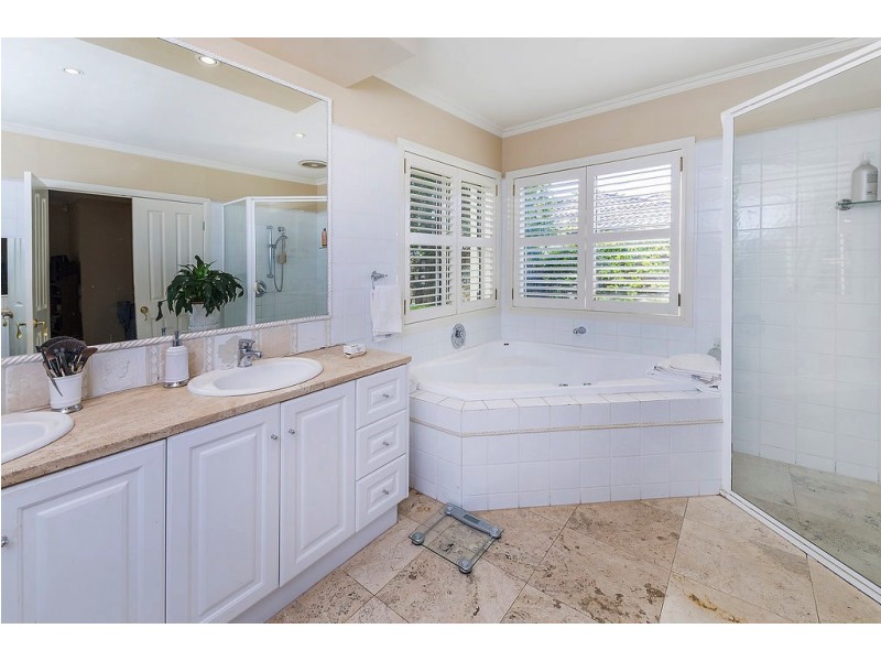 1652 Riverdale Dr, Hope Island QLD 4212