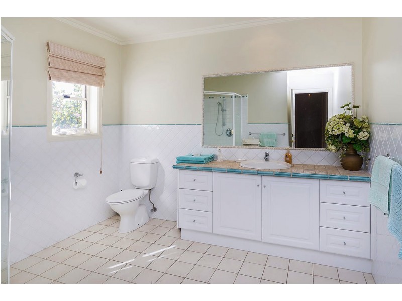 1652 Riverdale Dr, Hope Island QLD 4212