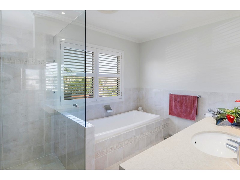 1652 Riverdale Dr, Hope Island QLD 4212