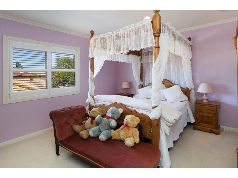 1652 Riverdale Dr, Hope Island QLD 4212