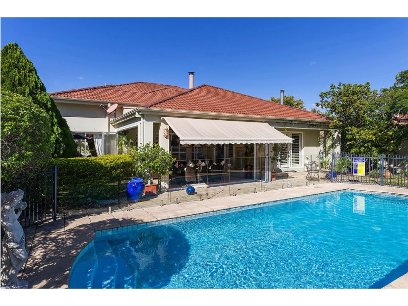 1652 Riverdale Dr, Hope Island QLD 4212