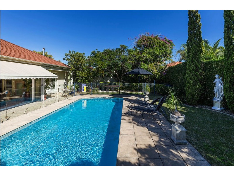 1652 Riverdale Dr, Hope Island QLD 4212