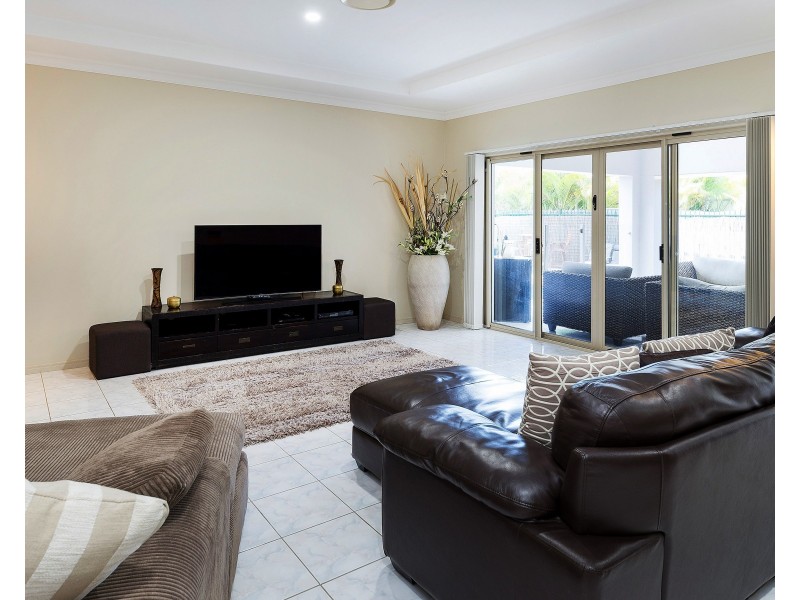 2041 Carlton Dr, Hope Island QLD 4212