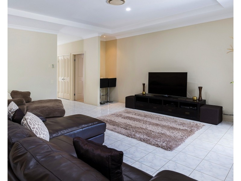 2041 Carlton Dr, Hope Island QLD 4212