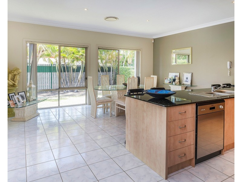 2041 Carlton Dr, Hope Island QLD 4212