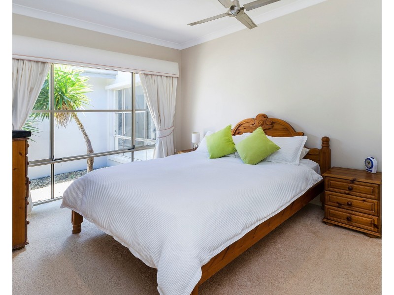 2041 Carlton Dr, Hope Island QLD 4212