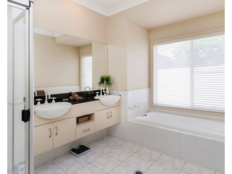 2041 Carlton Dr, Hope Island QLD 4212