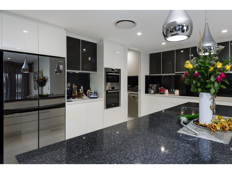 2211 Taromeo Ct, Hope Island QLD 4212