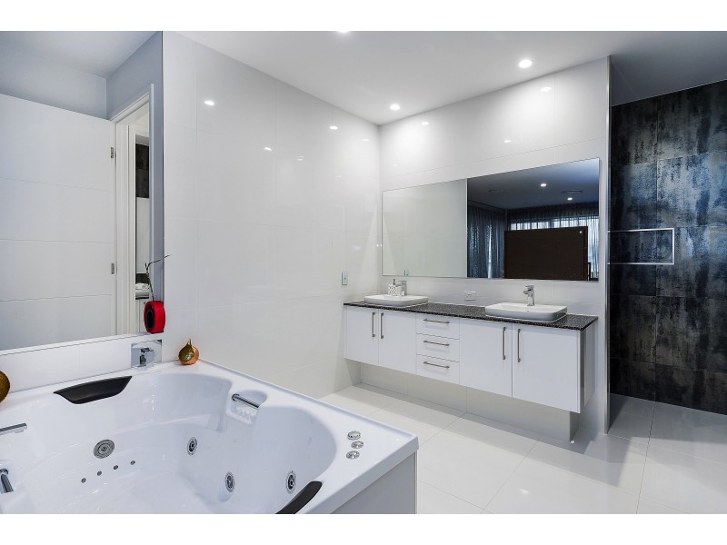 2211 Taromeo Ct, Hope Island QLD 4212