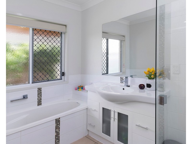 10 Azure Way, Hope Island QLD 4212