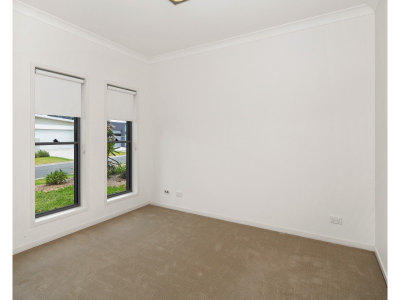 9 Onshore Pl, Helensvale QLD 4212