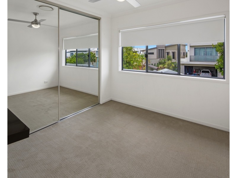 9 Onshore Pl, Helensvale QLD 4212